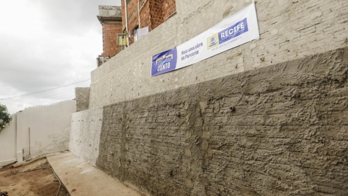Ação tem como objetivo atender moradores das áreas de morro com obras em muros de contenção, drenagem, escadaria e até melhoria habitacional