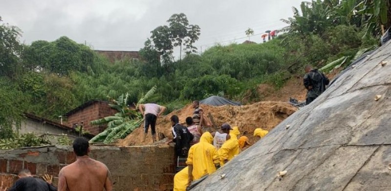 Em Camaragibe, sete pessoas estão soterradas. Em Jaboatão dos Guararapes, quatro pessoas foram atingidas por queda de barreira e uma adolescente de 17 anos morreu