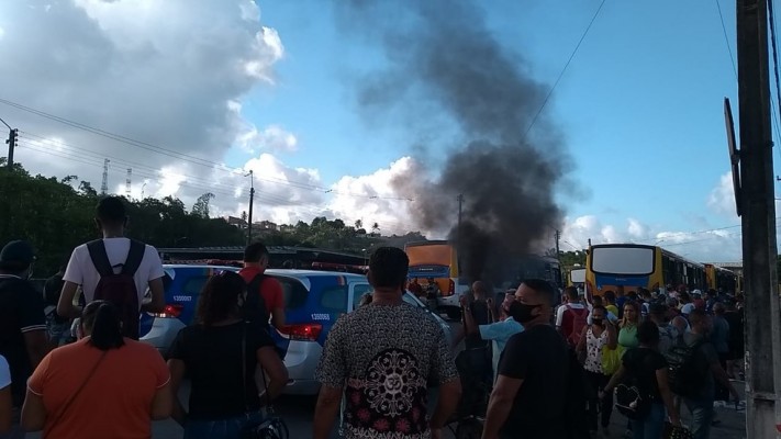 Os manifestantes queimaram pneus, bloqueando a entrada e saída dos coletivos por causa do aumento na passagem de ônibus do Grande Recife, nesta manhã de segunda-feira