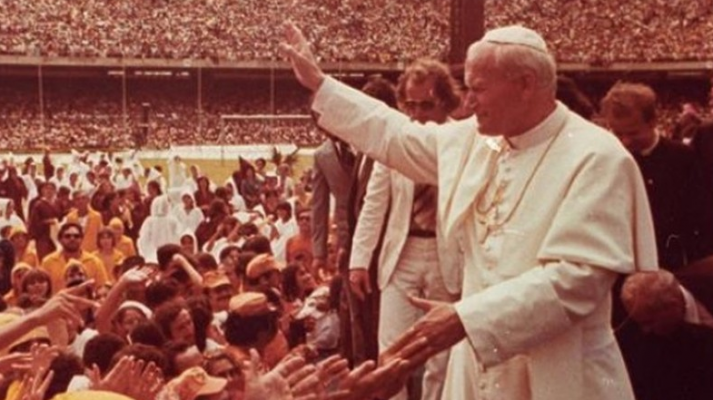 No compromisso na Capital, em 7 de Julho daquele ano, o pontífice da Igreja Católica celebrou uma missa para mais de 500 mil pessoas, vindas de várias partes do Brasil, realizada no Viaduto Capitão Temudo