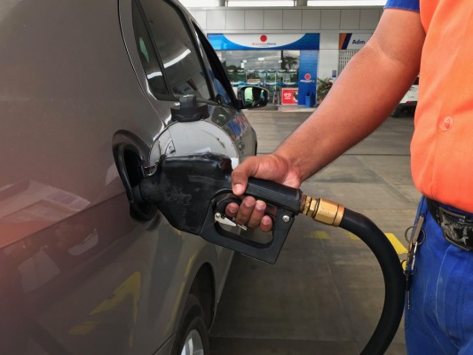 Na última sexta-feira, o Conselho Nacional de Política Fazendária decidiu congelar o ICMS sobre o preço dos combustíveis até janeiro do ano que vem, mas a tarifa influencia em apenas uma parte do valor