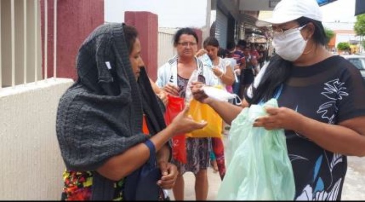 Sandra Carvalho, vereadora e pré-candidata nas eleições de Ibimirim (PE), distribuiu máscaras e álcool a moradores do município e divulgou a ação em rede social