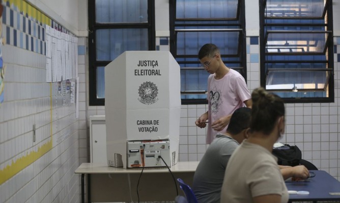 De acordo com o Tribunal Superior Eleitoral (TSE), a votação ocorre em 5.570 municípios brasileiros e em 181 localidades no exterior