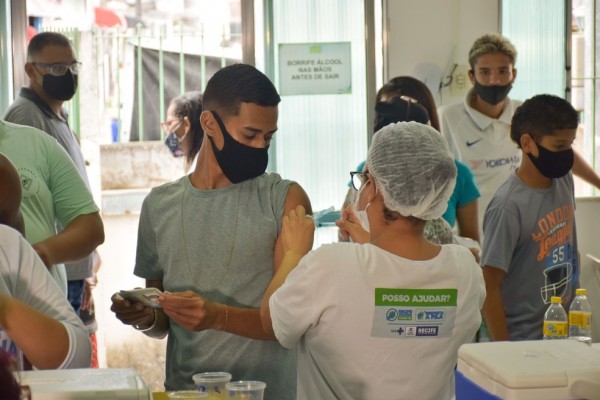 A imunização ocorre de segunda a sábado, das 10h às 20h, e aos domingos, das 12h às 20h, em quatro shoppings da Região Metropolitana do Recife