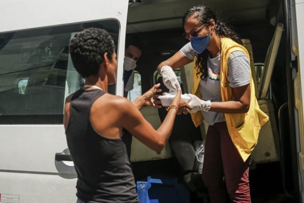 Cerca de 250 marmitas estão sendo entregues de forma itinerante nos bairros de Boa Viagem, Pina e Afogados