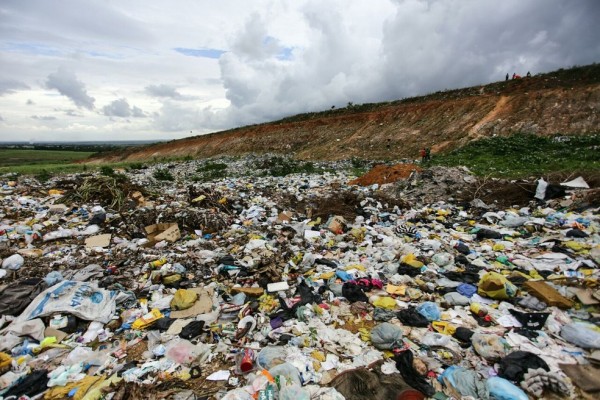 Hoje, 39% da população ainda é atendida por lixão, enquanto 61% já conta com aterro sanitário 