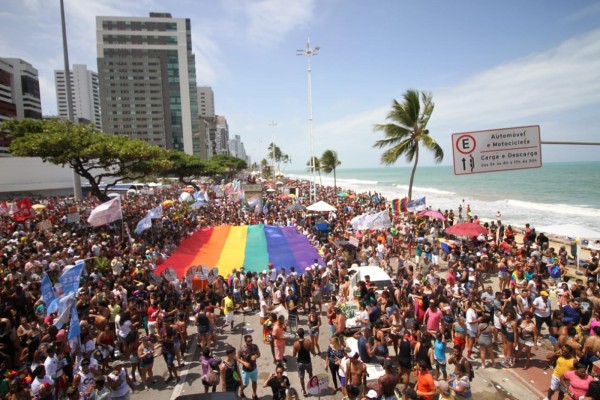 O evento contempla apresentações artísticas LGBT e shows, com atrações como Gabi do Carmo e Amigas do Brega, além de desfile de 12 trios elétricos