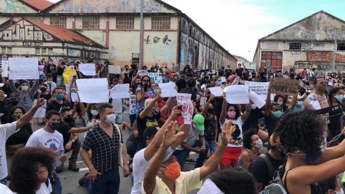 Os manifestantes seguiram em caminhada do prédio até a delegacia de Santo Amaro, na região central, onde as investigações estão concentradas