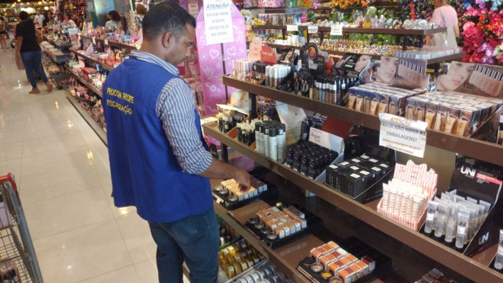 Em dois dias, os fiscais do Procon Recife, retiraram das prateleiras de 10 lojas, situadas na capital pernambucana, cerca de 875 produtos irregulares