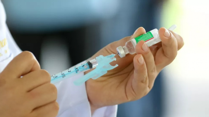 O Estado já disponibilizou as doses das vacinas para todos os municípios.