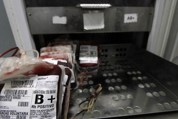 O Hemope alerta as pessoas sobre a importância da doação para reabastecer o estoque de sangue.