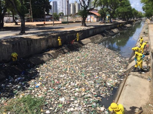 Segundo a Prefeitura, no ano passado foram removidas 46 mil toneladas de resíduos dos 99 canais que passam pela capital, número 35% maior que em 2018