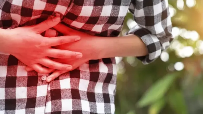 A dor na região do estômago, queimação e ânsia, são alguns dos sintomas que atingem as pessoas quando o refluxo acontece