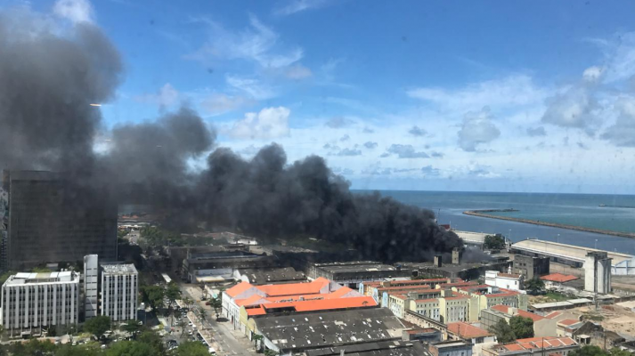 Principal avenida da capital pernambucana permanece interditada, enquanto incêndio tumultua trânsito no bairro do Recife
