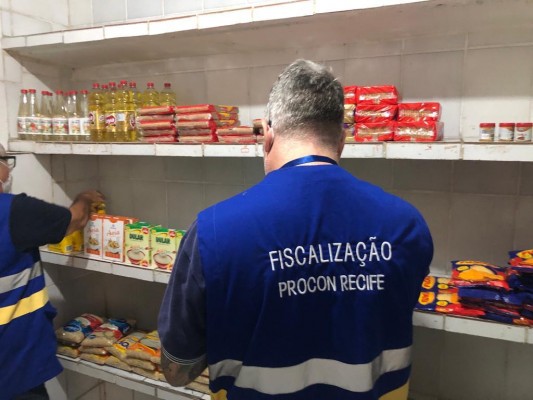 Foram encontrados alimentos impróprios para o consumo em instituições no bairro de Sítio dos Pintos e no bairro de Casa Amarela