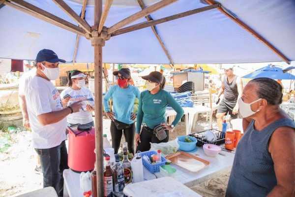 Iniciativa no Cabo de Santo Agostinho abordou banhistas e trabalhadores em praias da cidade com apoio da PM, Procon, Guarda Municipal e Vigilância Sanitária. 