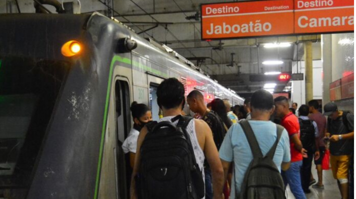 Há registro de aglomerações na Estação de Jaboatão, onde o serviço foi iniciado com uma hora de atraso