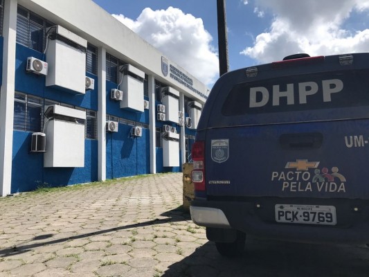 Segundo a Polícia Civil, corpo da mulher estava em um antigo centro de apoio a usuários de drogas, em Piedade. A polícia investiga homicídio em Jaboatão