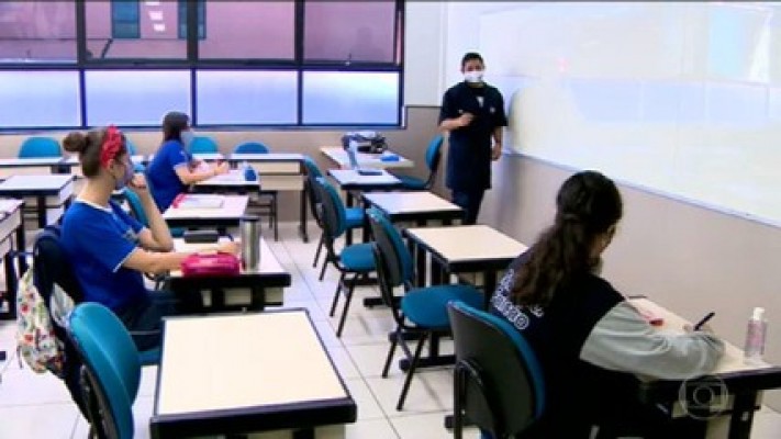O cronograma foi estabelecido pelo governo de Pernambuco, que determinou a volta gradual dos alunos por causa do aumento de casos da covid-19