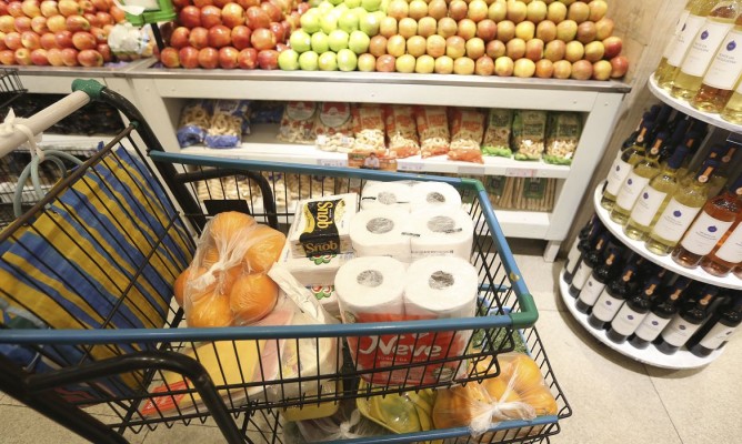 Em um ano, comida ficou mais barata para famílias de baixa renda