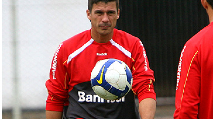 O ex-zagueiro colorado foi bicampeão da Copa Libertadores e atuava no departamento consular do clube