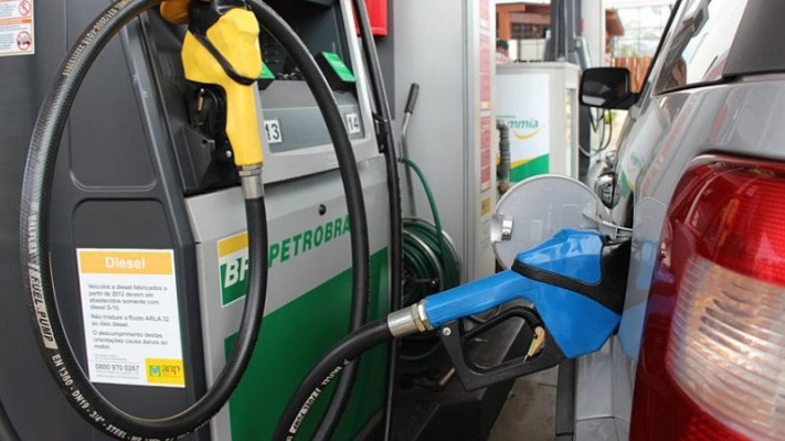 Preço médio de venda do litro de gasolina para as distribuidoras passou de R$ 3,86 para R$ 4,06