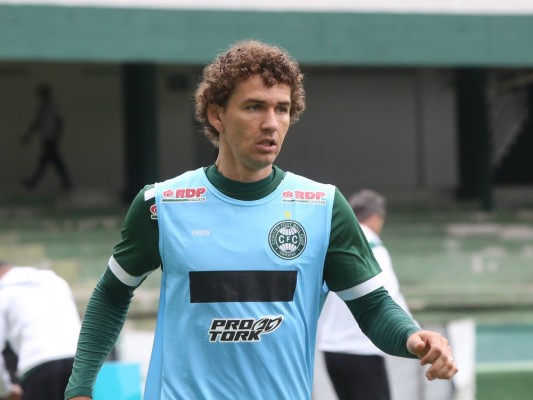 O jogador Fabiano de 29 anos estava atuando no Coritiba do Paraná