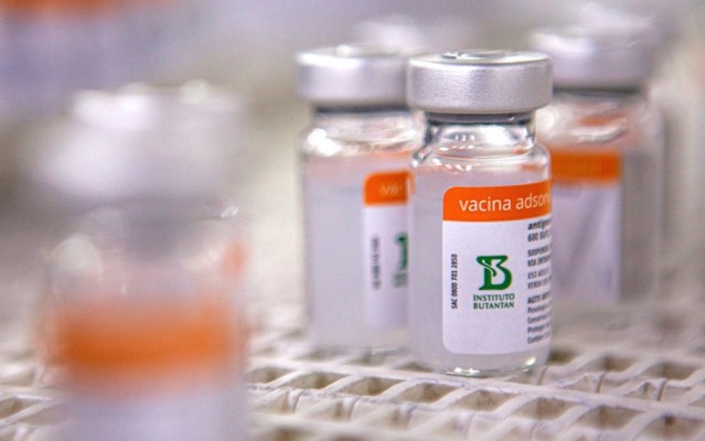 Devido ao fim do estoque da vacina Coronavac, os municípios de Paulista e Araçoiaba, no Grande Recife, suspenderam a aplicação da vacina