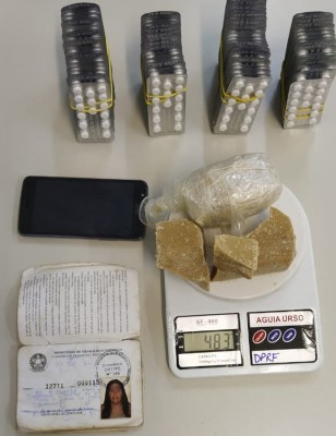 Ao todo, foram apreendidos 480 gramas de crack e vários comprimidos