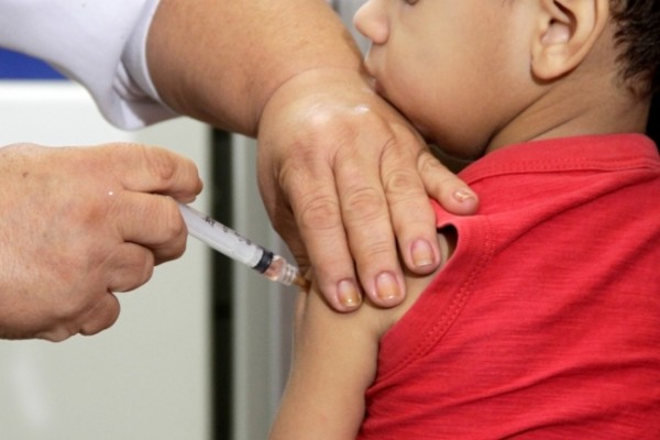 Assim como nos postos de saúde, os vacinados recebem um cartão de vacina