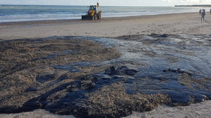De acordo com o secretário de Meio Ambiente do estado, as equipes contratadas pela União, não foram liberadas para mergulhar e ajudar na retirada do óleo que está abaixo da camada de areia