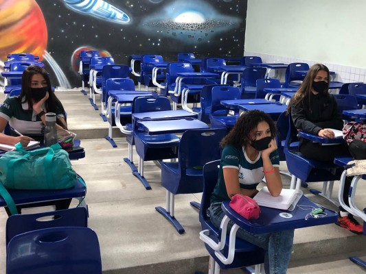 Na manhã desta sexta-feira (9) estudantes frequentam aulas nas dependências de alguns colégios no Grande Recife