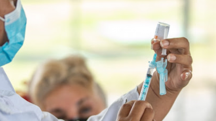 De acordo com o vacinômetro da gestão, 2.810.172 doses do imunizante foram aplicadas, e 1.169.870 pessoas estão com o esquema vacinal completo. 