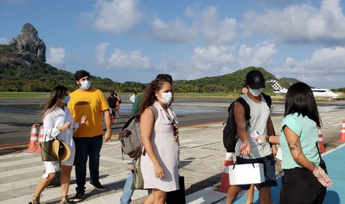 Dois voos, das companhias Azul e Gol, levaram visitantes de 19 estados brasileiros. Dos 214 passageiros que desembarcaram, 172 foram turistas