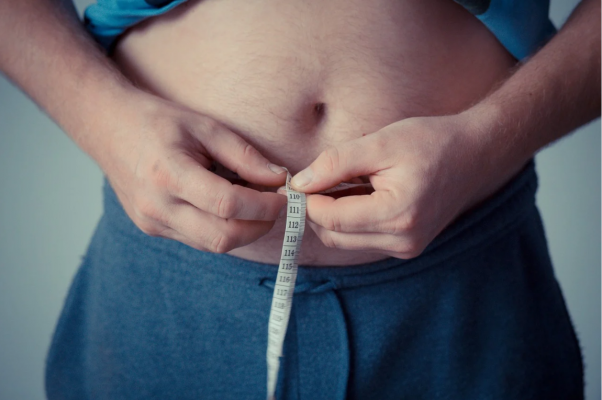 Diante da covid 19, a discussão sobre o impacto da obesidade na saúde das pessoas aumentou, pois o excesso de peso é um  fator de risco para maior gravidade da doença causada pelo novo coronavírus