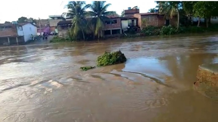 Nível do rio Tracunhaém subiu muito depois das chuvas