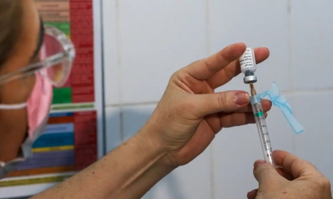Imunizantes deveriam ser aplicados em crianças com idade entre 10 e 11 anos