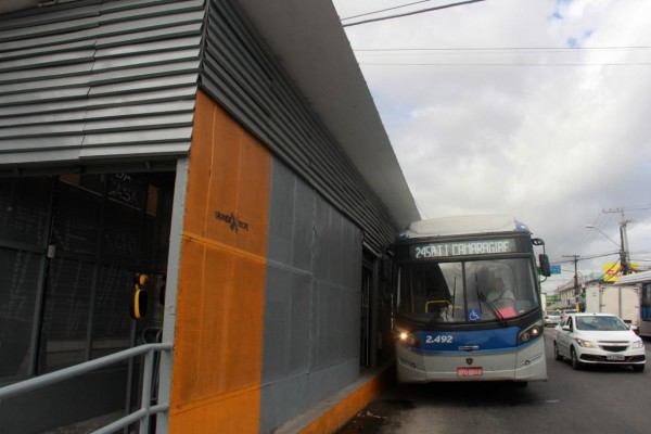 Três linhas de ônibus atendem os passageiros do local