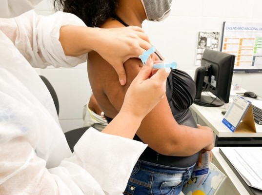 Os grupos prioritários serão vacinados nas unidades de saúde do estado