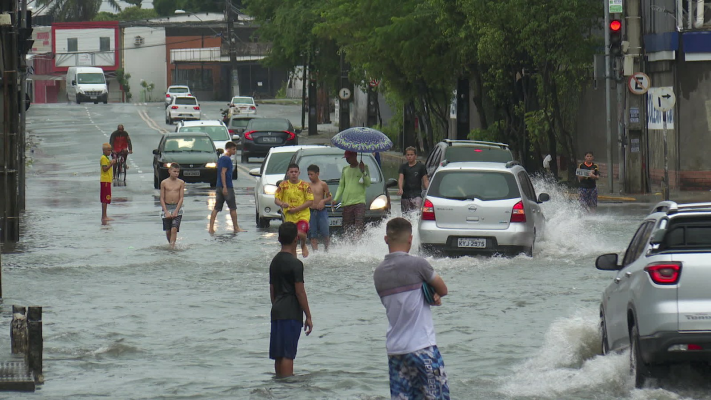 O esvaziamento de pessoas nas ruas por conta das fortes chuvas no Recife vem impactando o comércio local