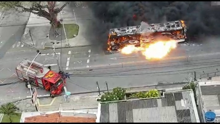Em menos de 15 dias, três ônibus pegaram fogo nas ruas da Região Metropolitana. 