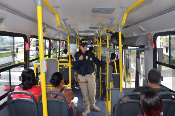 Ações de conscientização acontecem dentro dos ônibus, em Ipojuca