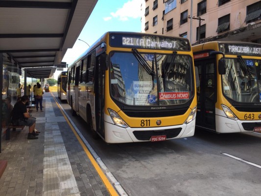 A linha centro do metrô passa por 19 estações e tem dois ramais, um que vai até Camaragibe e outro que leva até Jaboatão dos Guararapes, ambos saindo do Recife