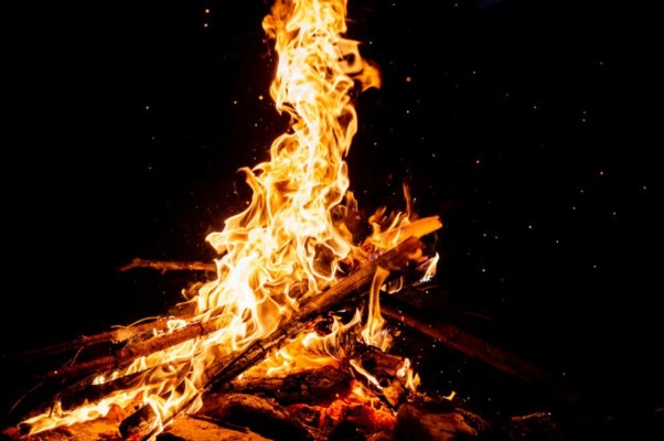 Não só a fogueira, mas outras ações podem causar queimaduras, como mexer em eletricidade ou derramar água fervendo