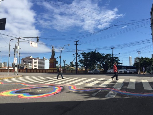 Quem circular pelo bairro do Recife Antigo vai notar uma ação inédita. Uma pintura de três faixas de retenção das faixas de pedestres