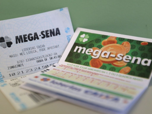 As apostas podem ser feitas em qualquer lotérica do país ou pela internet, no site da Caixa Econômica Federal, preenchendo o número do cartão de crédito