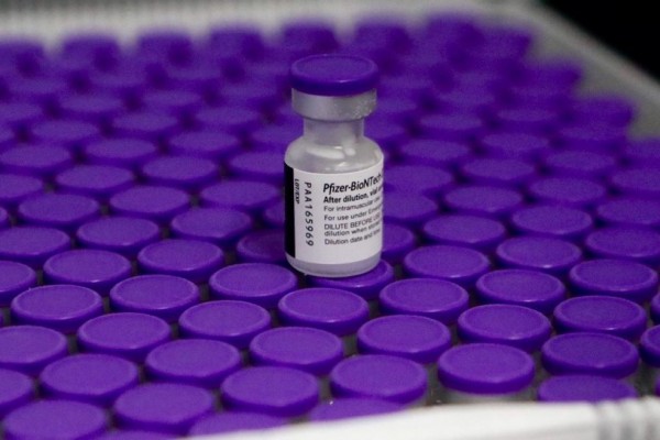 A vacina que está sendo aplicada é a da fabricante Pfizer/BioNTech, a única permitida pela Anvisa para o público dos 12 aos 17 anos