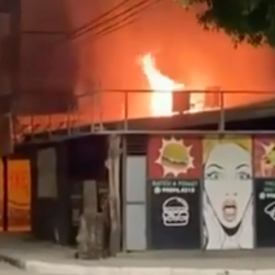 Em imagens compartilhadas nas redes sociais, as chamas tomam conta do estabelecimento