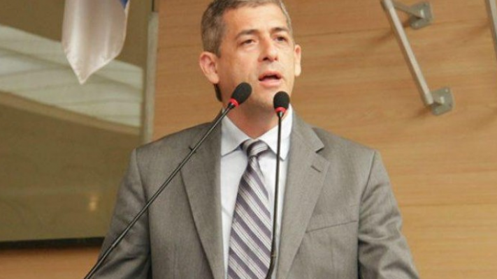 Contrariando especialistas, o vereador André Regis, do PSDB, defendeu a necessidade da prefeitura montar um plano para a saída gradual do confinamento