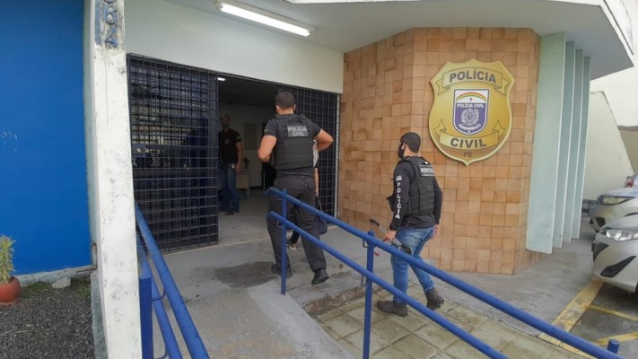 Chamada “Operação Arremate”, as investigações tiveram início em maio deste ano. Segundo a PC, 14 mandados de busca e apreensão domiciliar foram emitidos para as cidades do Recife e Jaboatão dos Guararapes